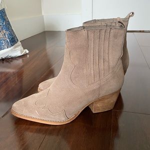 Beige boots 8 size good condition